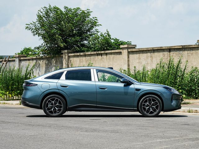 BYD Seal 06 — правый профиль