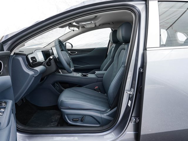 BYD Seal 06 — водительское кресло и передняя панель
