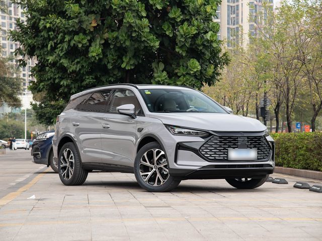 BYD Tang — перёд три четверти справа