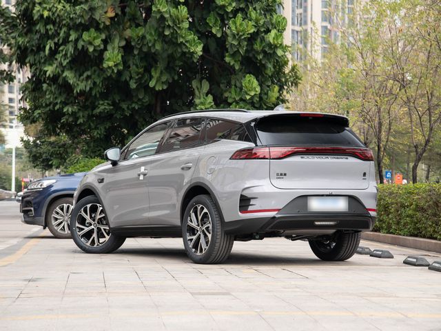 BYD Tang — корма три четверти слева