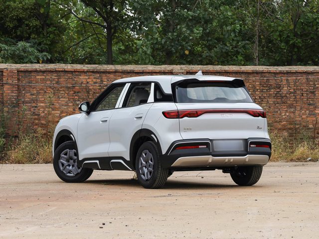 BYD Yuan UP — корма три четверти слева