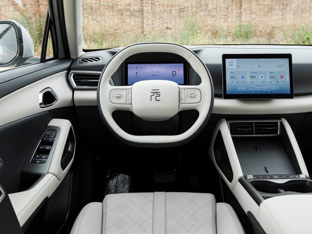 BYD Yuan UP — руль и приборная панель